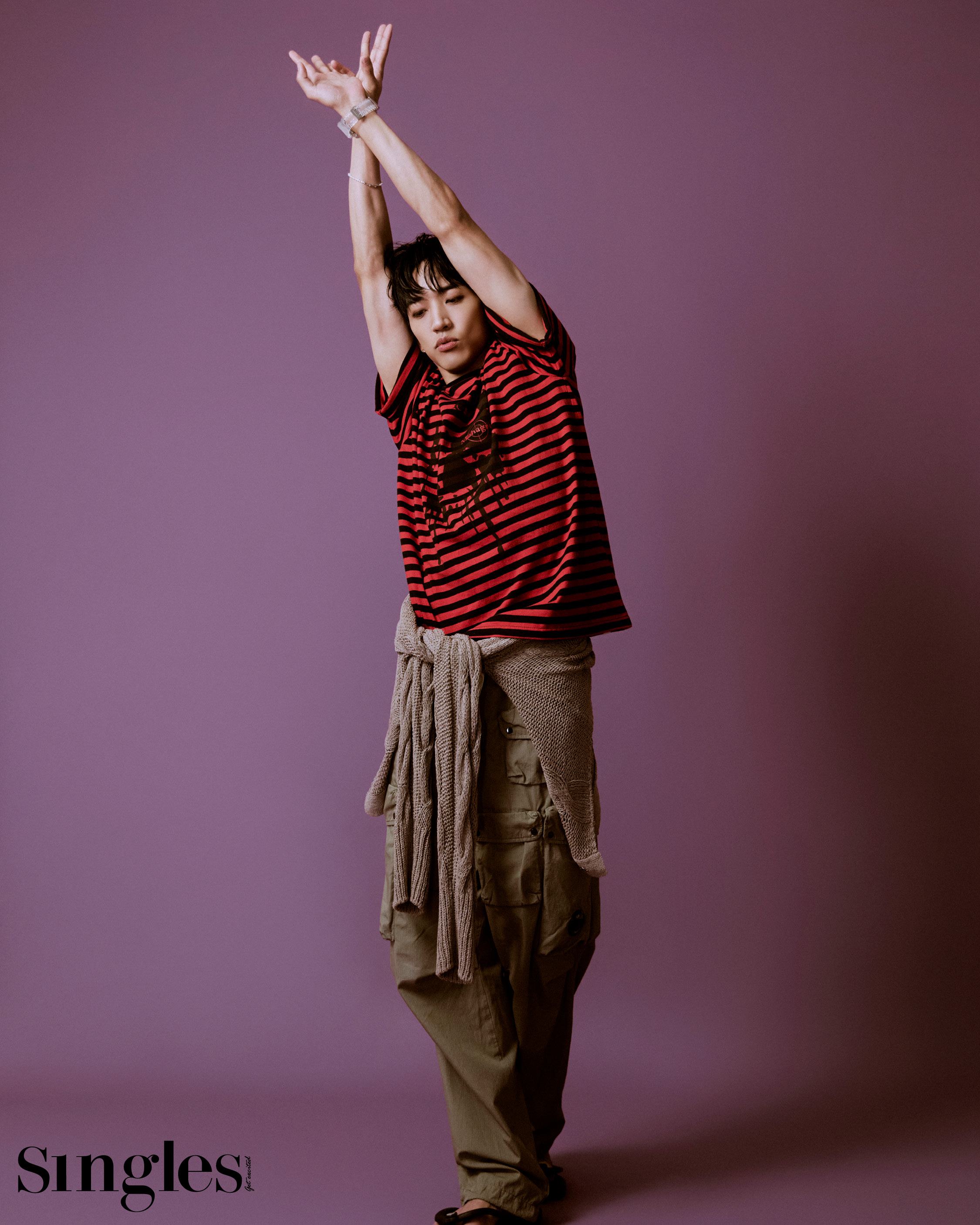 이승윤의 싱글즈 화보 이미지, 이승윤은 마하그리트, 씨피컴퍼니, 트리밍 버드, 플랍플랍, 오르또, 지샥의 제품을 착용하였다. 이승윤, 역성, 이승윤 티셔츠, 이승윤 카디건.